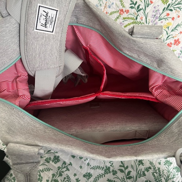 Herschel Diaper Bag with changing pad and shoulder strap - Picture 3 of 6